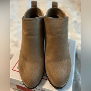 Pierre Dumas Taupe booties size 10